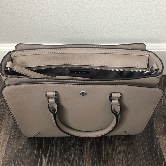 Tory Burch Robinson Handbag w/crossbody strap - Picture 2 of 8